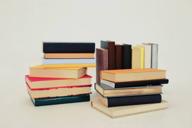 Beyaz arkaplan üzerine kitap yığını