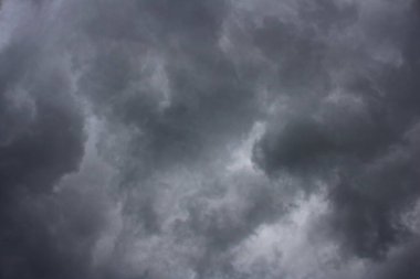 Gökyüzünde kara yağmur bulutları