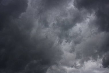 Gökyüzünde kara yağmur bulutları