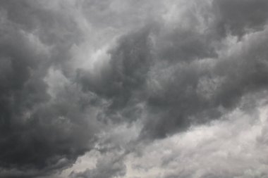 Gökyüzünde kara yağmur bulutları