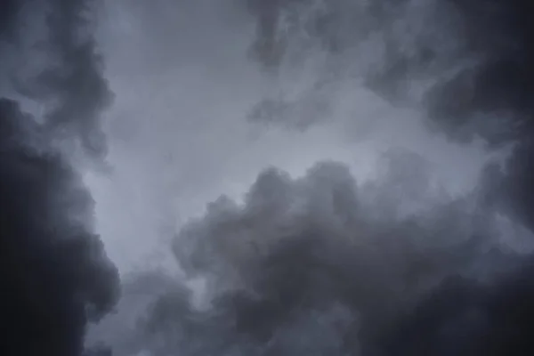 Dunkle Regenwolken Himmel — Stockfoto