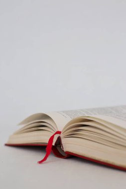 Beyaz arkaplan üzerine kitap aç