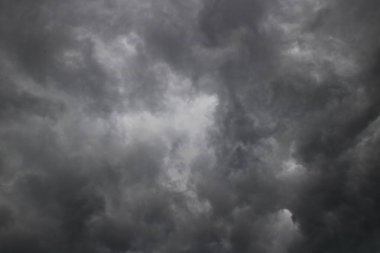  Gökyüzünde kara yağmur bulutları