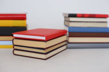 Beyaz arkaplan üzerine kitap yığını