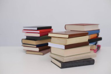 Beyaz arkaplan üzerine kitap yığını