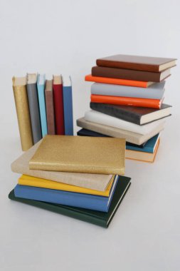 Beyaz arkaplan üzerine kitap yığını