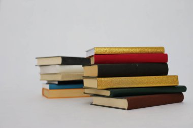 Beyaz arkaplan üzerine kitap yığını