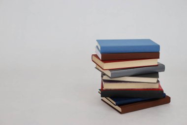 Beyaz arkaplan üzerine kitap yığını