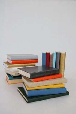 Beyaz arkaplan üzerine kitap yığını