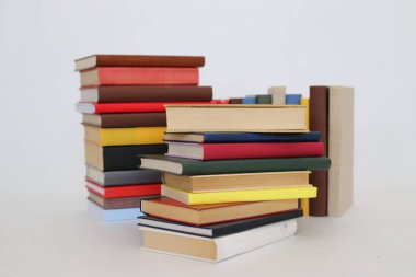 Beyaz arkaplan üzerine kitap yığını