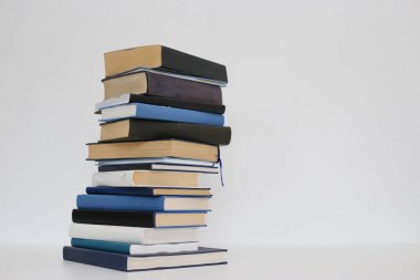 Beyaz arkaplan üzerine kitap yığını