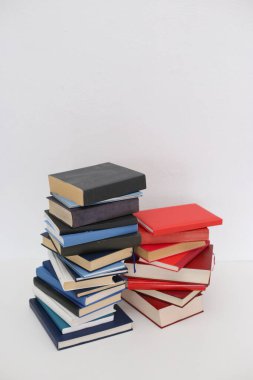 Beyaz arkaplan üzerine kitap yığını