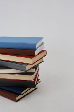 Beyaz arkaplan üzerine kitap yığını