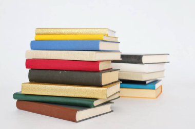 Beyaz arkaplan üzerine kitap yığını
