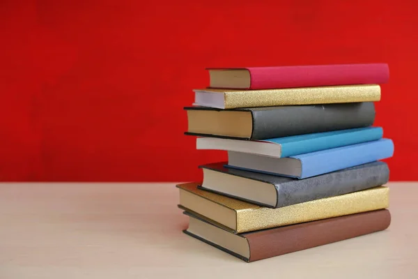 Kırmızı arkaplan üzerine kitap yığını