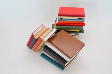 Beyaz arkaplan üzerine kitap yığını