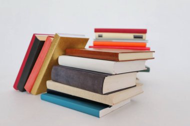 Beyaz arkaplan üzerine kitap yığını