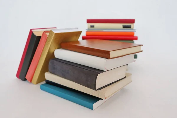 Beyaz arkaplan üzerine kitap yığını