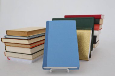 Beyaz arkaplan üzerine kitap yığını