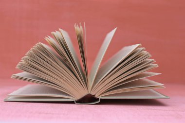 Kırmızı arkaplan üzerine kitabı aç