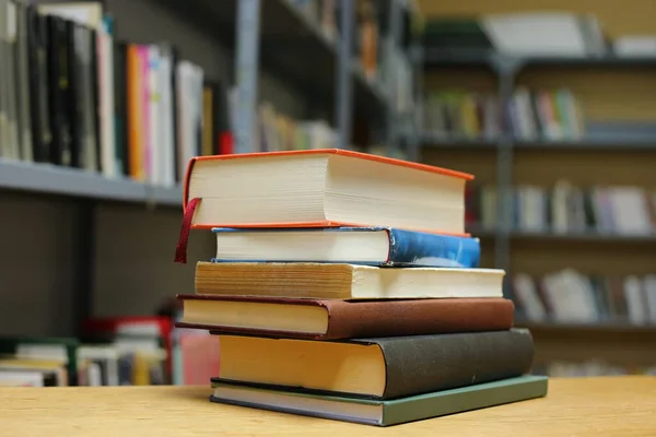 Stack Libri Sul Tavolo Biblioteca — Foto Stock