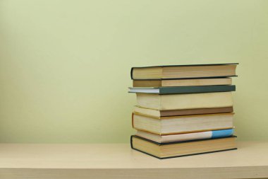 Rafta kitap yığını