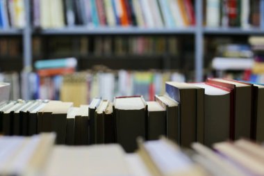Kütüphanedeki rafta kitap yığını