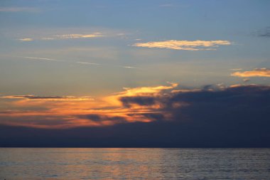 Hırvatistan 'ın Makarska kenti önünde gün batımı