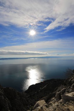 Hırvatistan 'ın Makarska kenti önündeki panoramik deniz manzarası