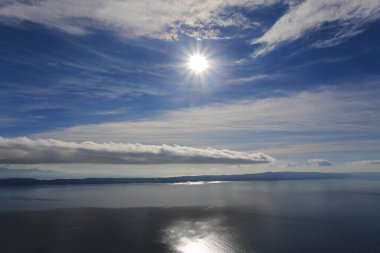 Hırvatistan 'ın Makarska kenti önündeki panoramik deniz manzarası