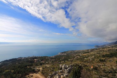 Hırvatistan 'ın Makarska kenti önündeki panoramik deniz manzarası