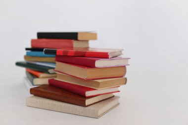 Beyaz üzerine kitap yığını