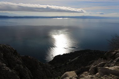 Hırvatistan 'ın Makarska kenti önündeki panoramik deniz manzarası