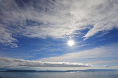Hırvatistan 'ın Makarska kenti önündeki panoramik deniz manzarası