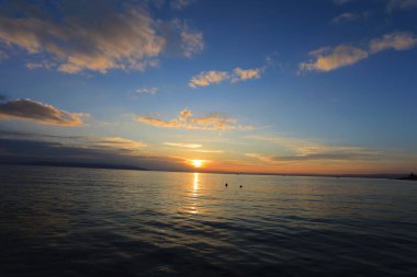 Hırvatistan 'ın Makarska kenti önünde gün batımı