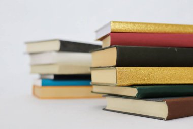 Beyaz arkaplan üzerine kitap yığını