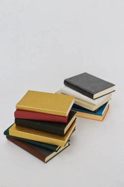 Beyaz arkaplan üzerine kitap yığını