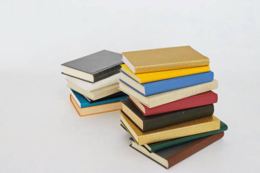 Beyaz arkaplan üzerine kitap yığını