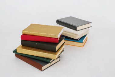 Beyaz arkaplan üzerine kitap yığını
