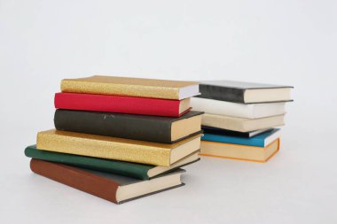 Beyaz arkaplan üzerine kitap yığını