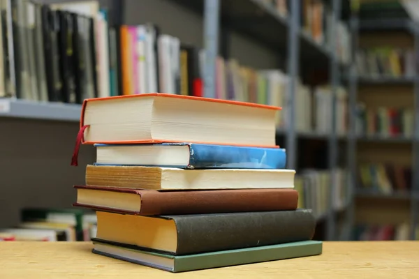 Montón Libros Sobre Mesa Biblioteca — Foto de Stock