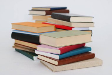 Beyaz üzerine kitap yığını