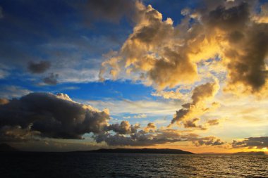 Hvar ve Brac adalarının önündeki Adriyatik Denizi üzerinde gün batımı