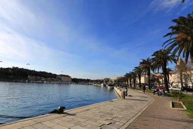 04.02.2020. Makarska, Hırvatistan ve pek çok vatandaş, güneşli Makarska 'da rıhtım boyunca yürümek ve açık havada kalmak için güneşli bir günü kullandı.