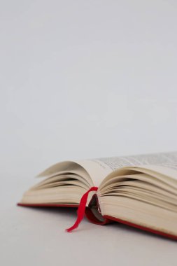 Beyaz arkaplan üzerine kitap aç