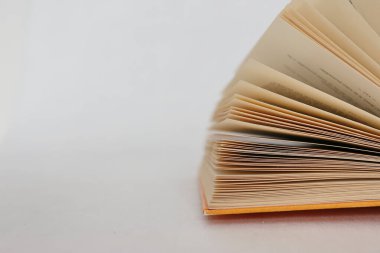 Beyaz arkaplan üzerine kitap aç