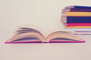 Beyaz arkaplan üzerine kitap aç