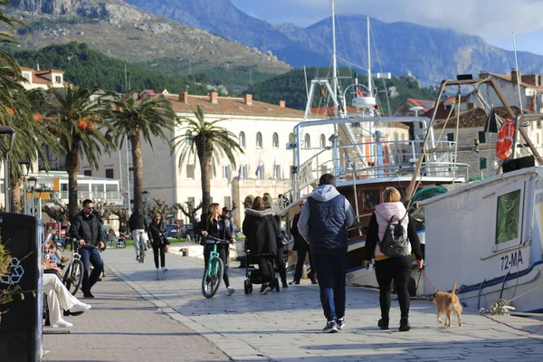 04.02.2020. Makarska, Hırvatistan ve pek çok vatandaş, güneşli Makarska 'da rıhtım boyunca yürümek ve açık havada kalmak için güneşli bir günü kullandı.