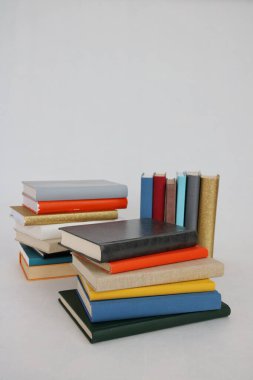 Beyaz arkaplan üzerine kitap yığını