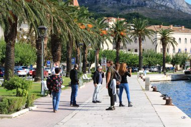 Makarska, Hırvatistan, 05.02.2021. Makarska 'da güneşli Pazar